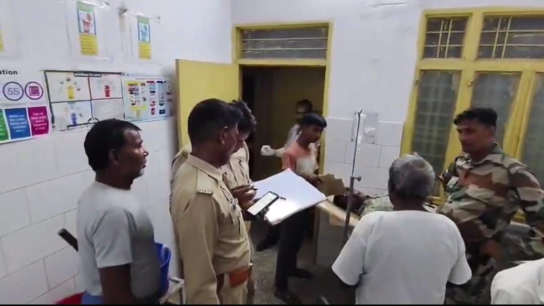 गोली लगने के बाद सीएचसी में घायल का प्राथमिक उपचार करते चिकित्सक