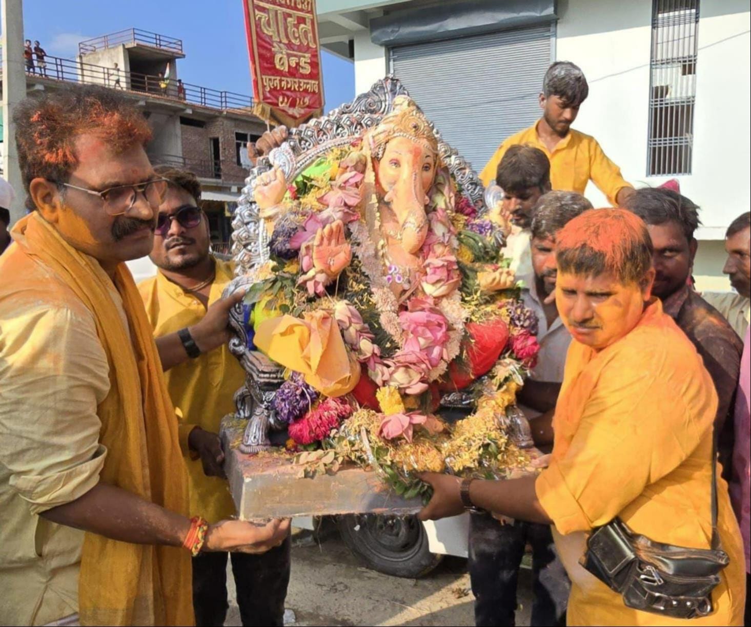 गणेश मूर्ति को विसर्जन के लिए ले जाते श्रद्धालु। संवाद