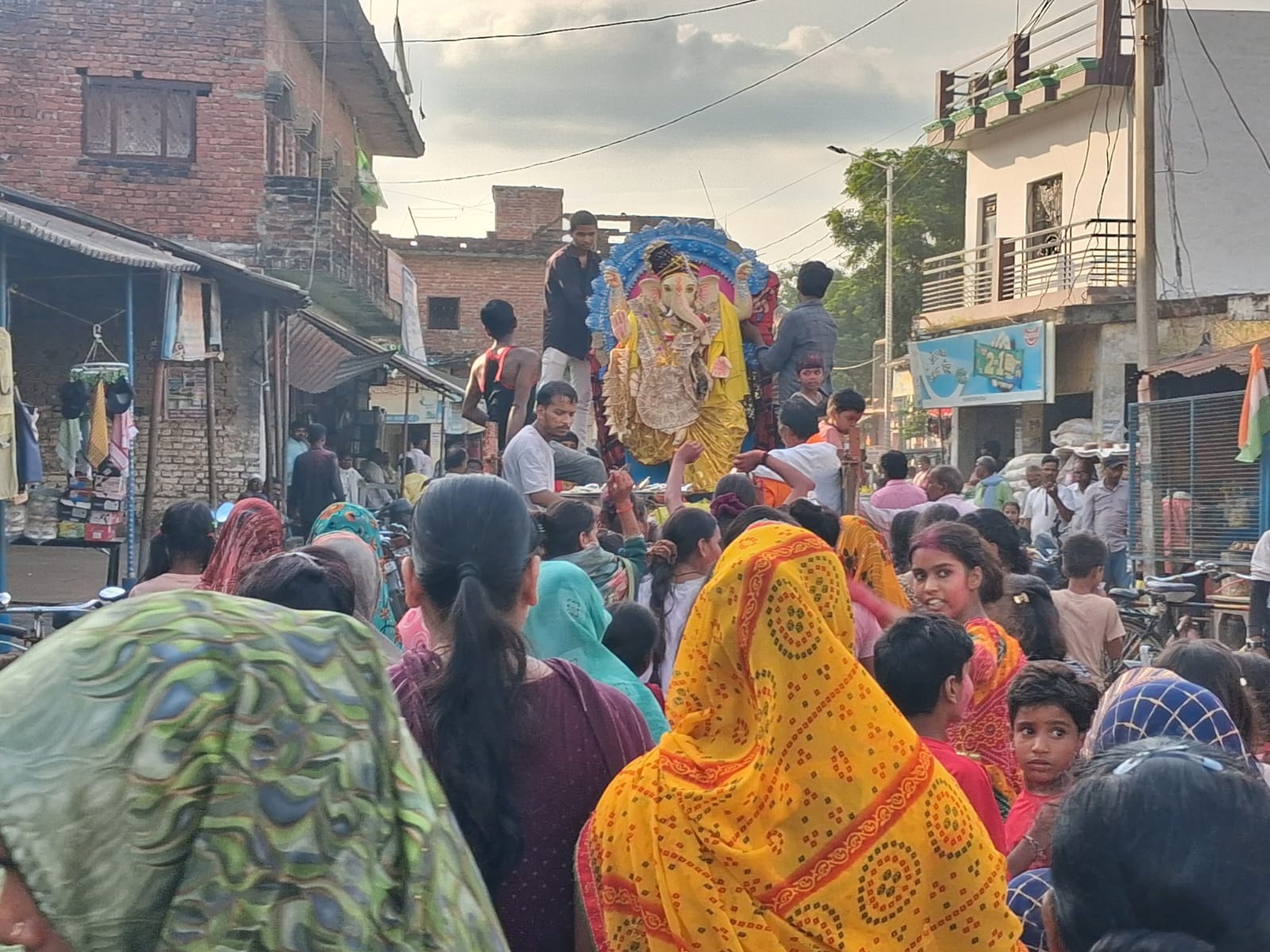 गणेश प्रतिमा विसर्जन शोभा यात्रा में शामिल लोग