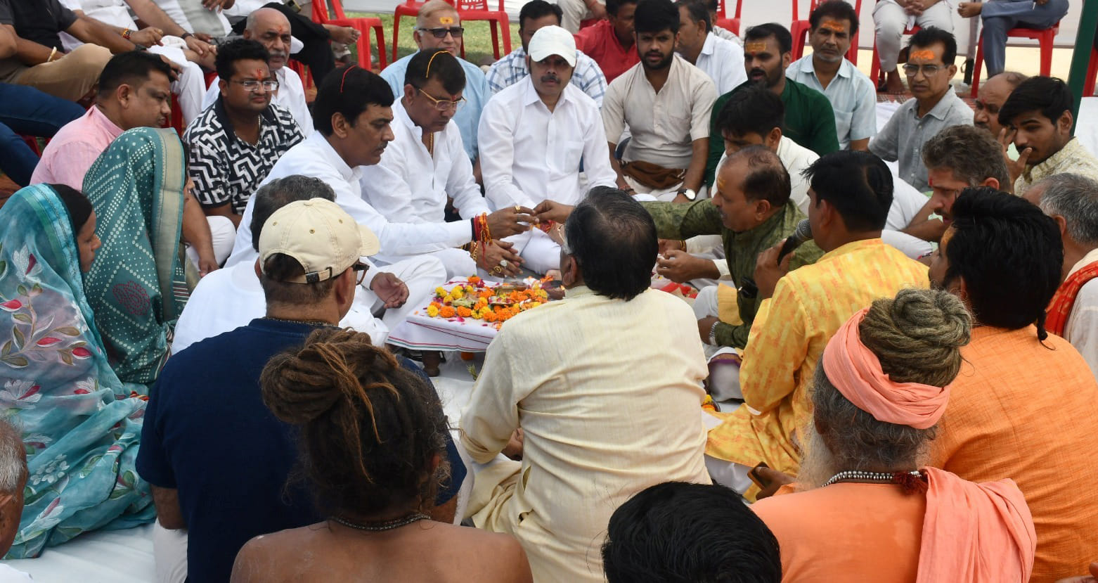 गढ़ में रामलीला स्थल पर भूमि पूजन करते समिति के सदस्य। संवाद