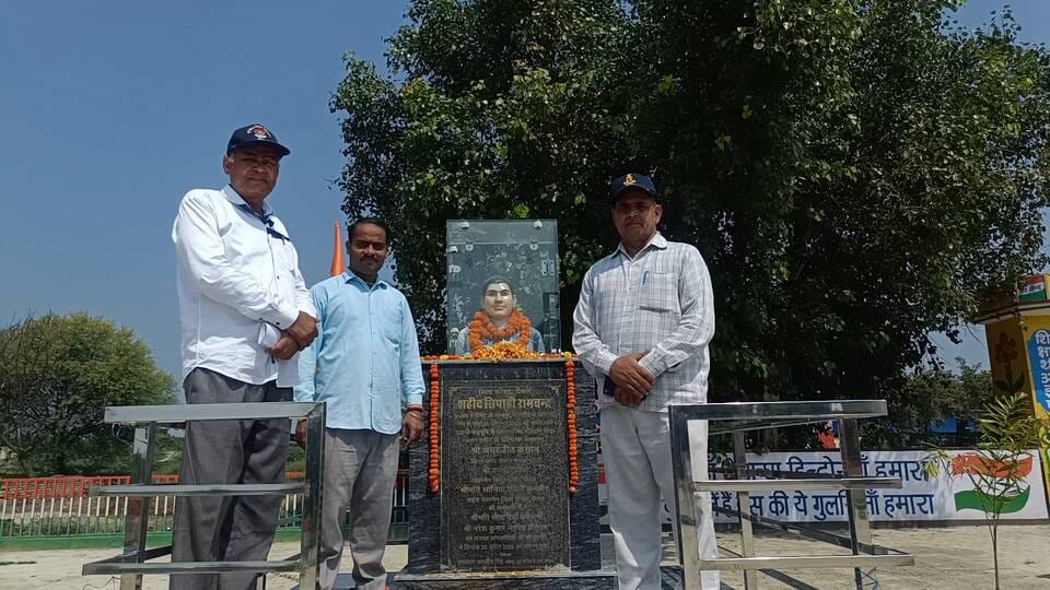 गांव कैलरम के सिपाही रामचंद्र की पुण्यतिथि पर नमन करते पूर्व सैनिक। संवाद