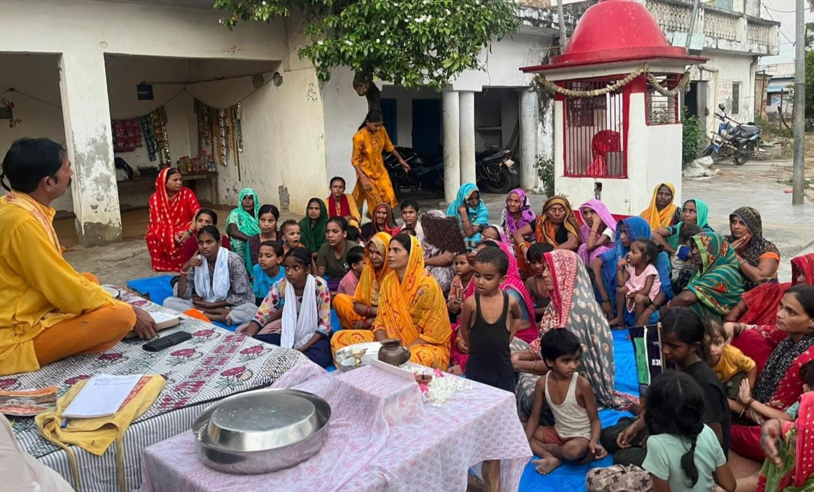 गायत्री परिवार की ओर से आयोजित दीप यज्ञ में जानकारी देते पंडित सुरेश कुमार तिवारी