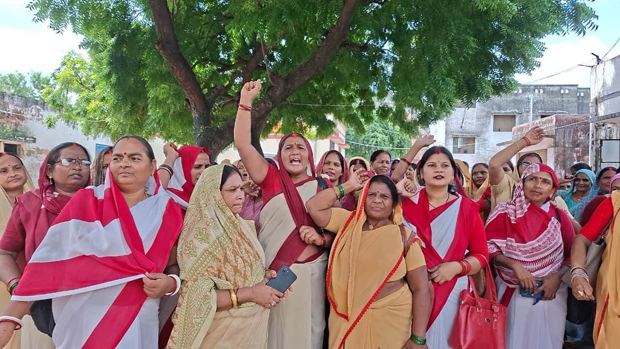 Protest held for an increase in honorarium.