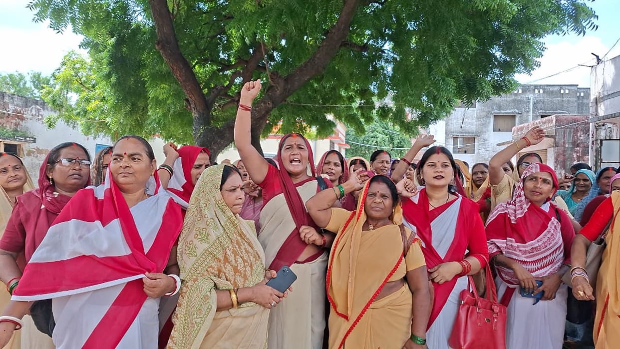 Protest held for an increase in honorarium.