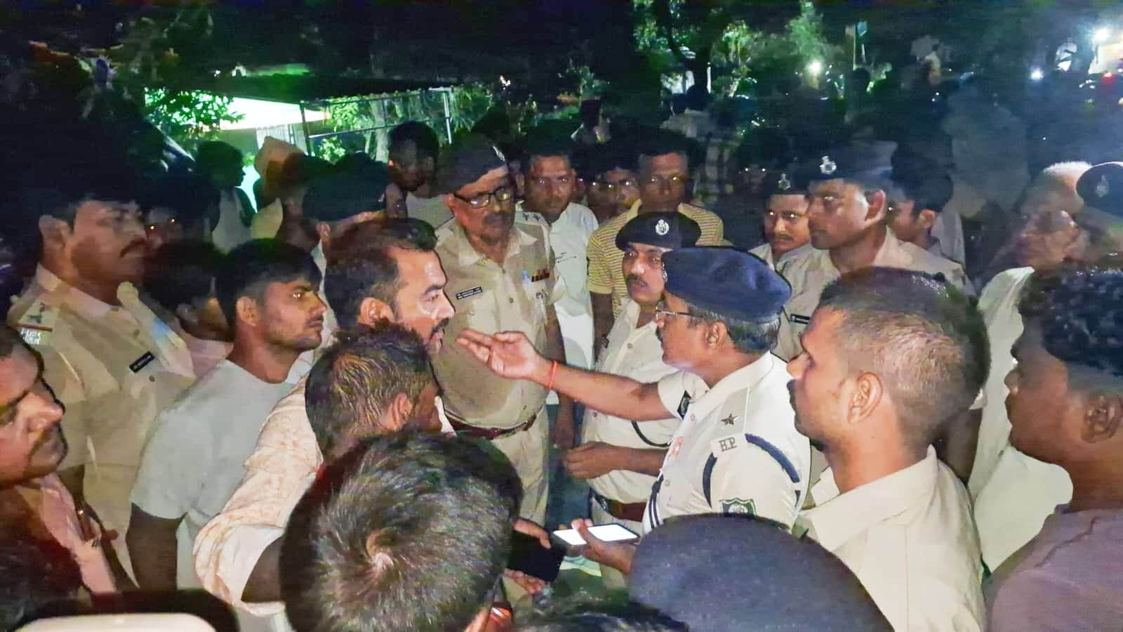 मौके पर मौजूद लोग