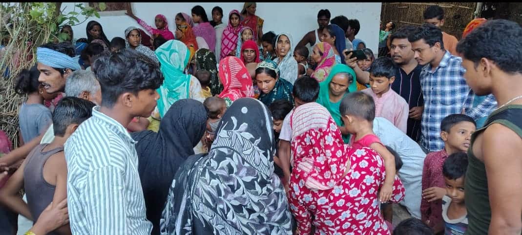 घटना के बाद जुटी लोगों की भीड़ घटना के बाद महिला को पेड़ से बांधकर मारपीट करते