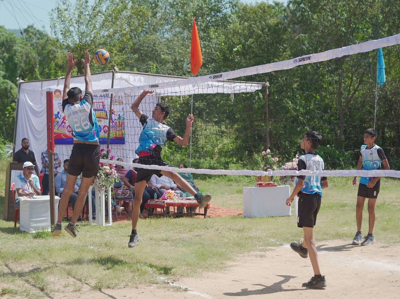 हिम सर्वोदय स्कूल में घुमारवीं में आयोजित वार्षिक खेलकूद कार्निवाल में वॉलीबॉल के मैच में दमखम 