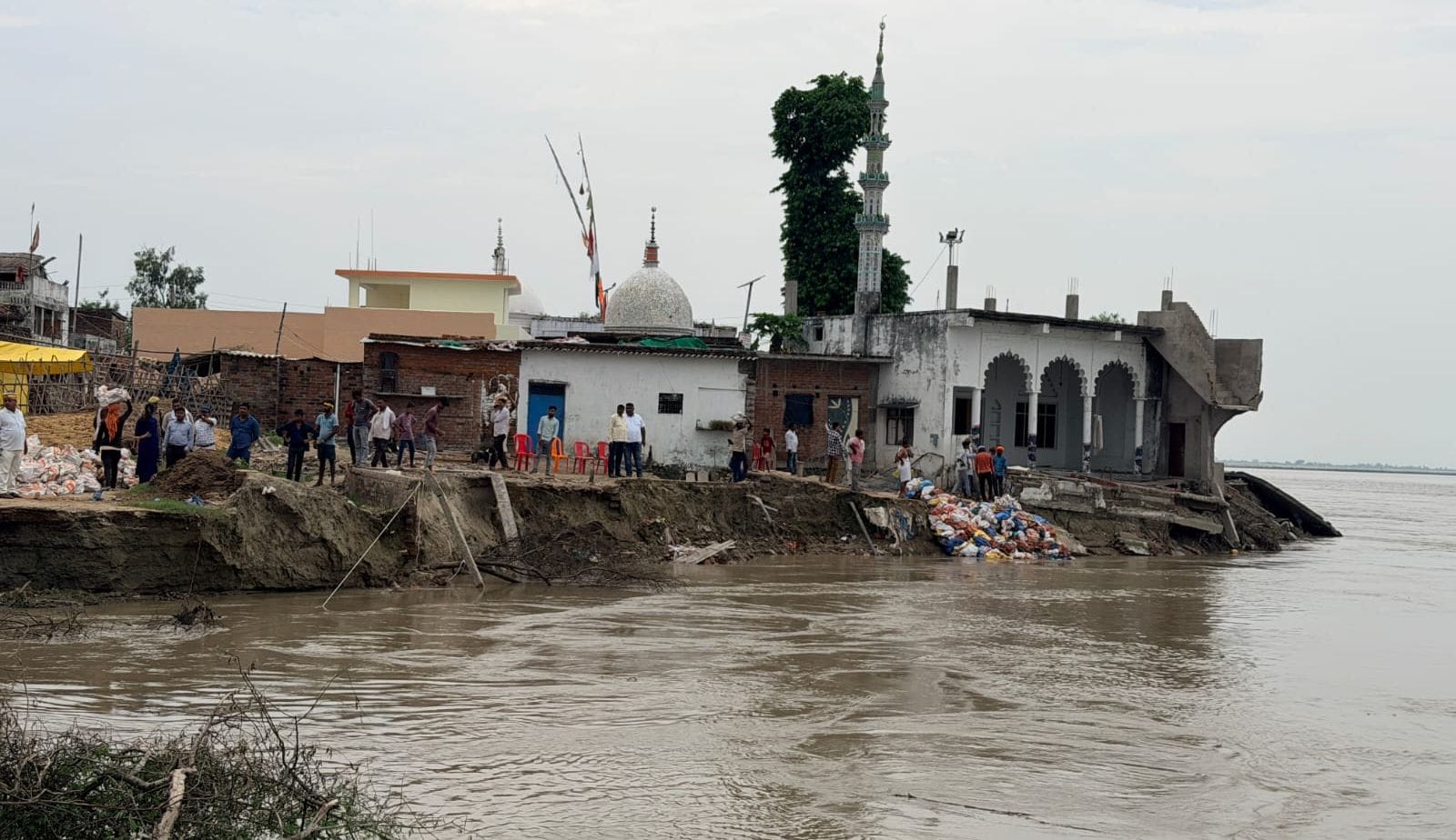 हेतमापुर गांव की आबादी से सटकर बह रही सरयू।