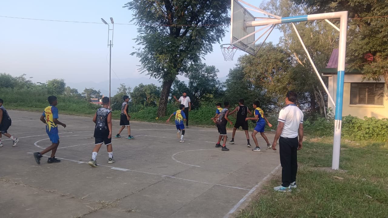 हटवाड़ स्कूल में आयोजित खेलकूद प्रतियोगिता में बास्केटबॉल के मैच में दमखम दिखाते खिलाड़ी। संवाद