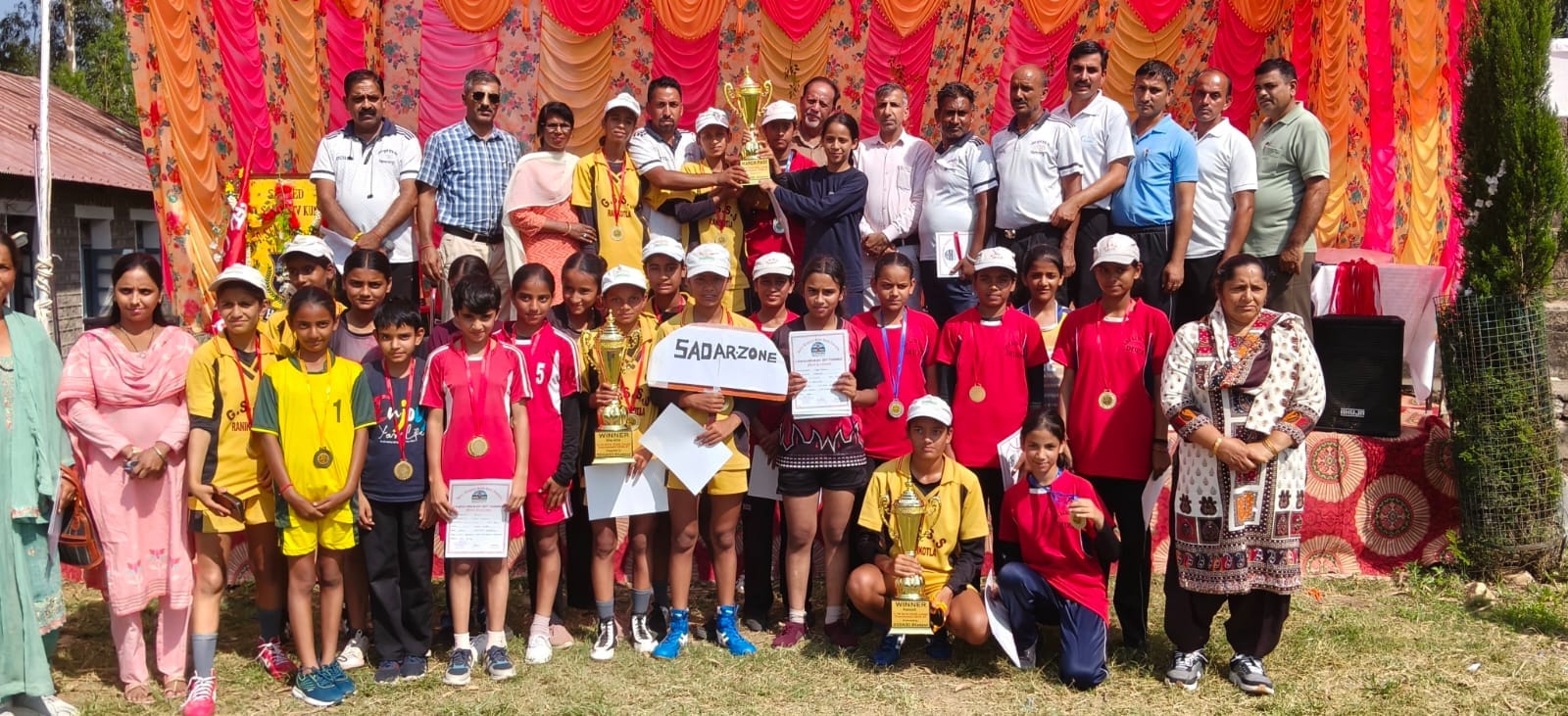 हटवाड़ स्कूल में आयोजित खेलकूद प्रतियोगिता में विजेता टीम को सम्मानित करते मुख्यातिथि। स्रोत: स