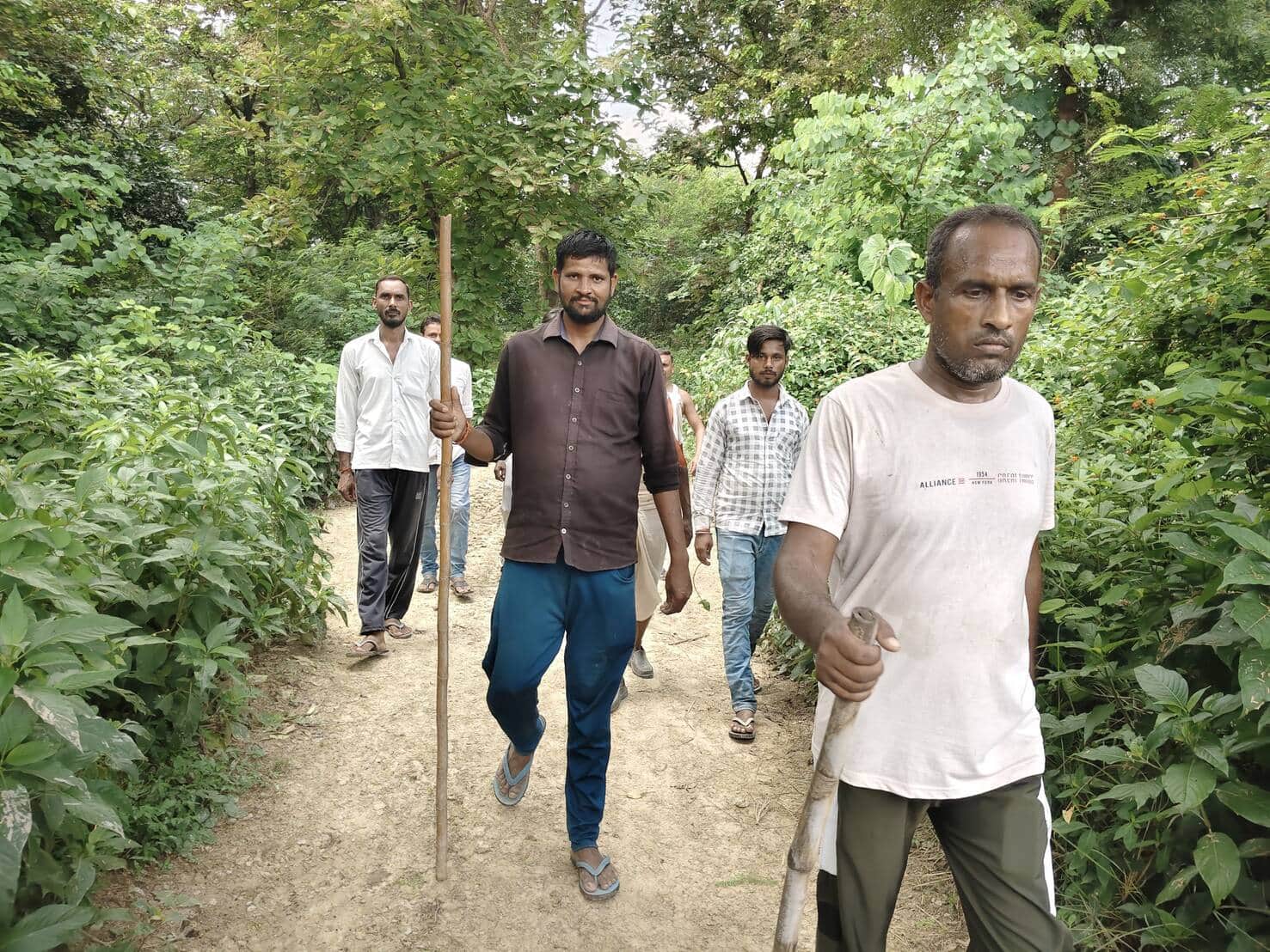 जंगली जानवर की दहशत के कारण झुंड में जाते ग्रामीण।