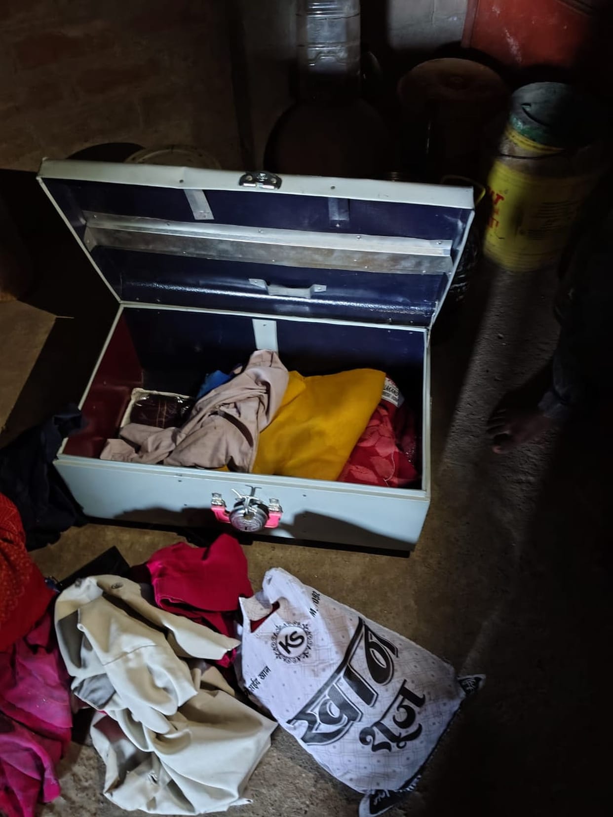 Theft at farmer's house; jewelry and cash worth five lakh rupees missing