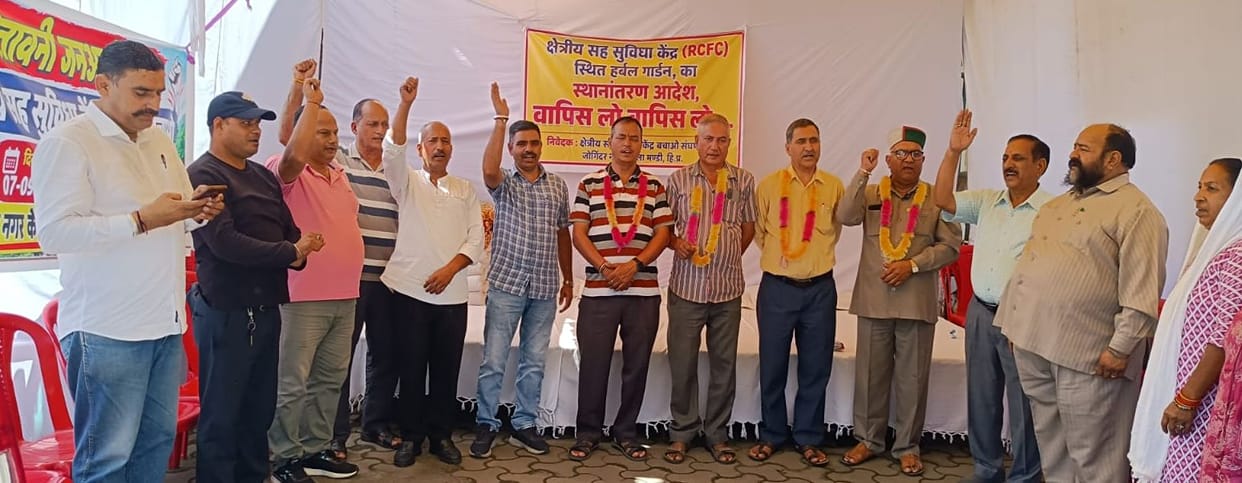 150 people raised slogans and warned of a major agitation.