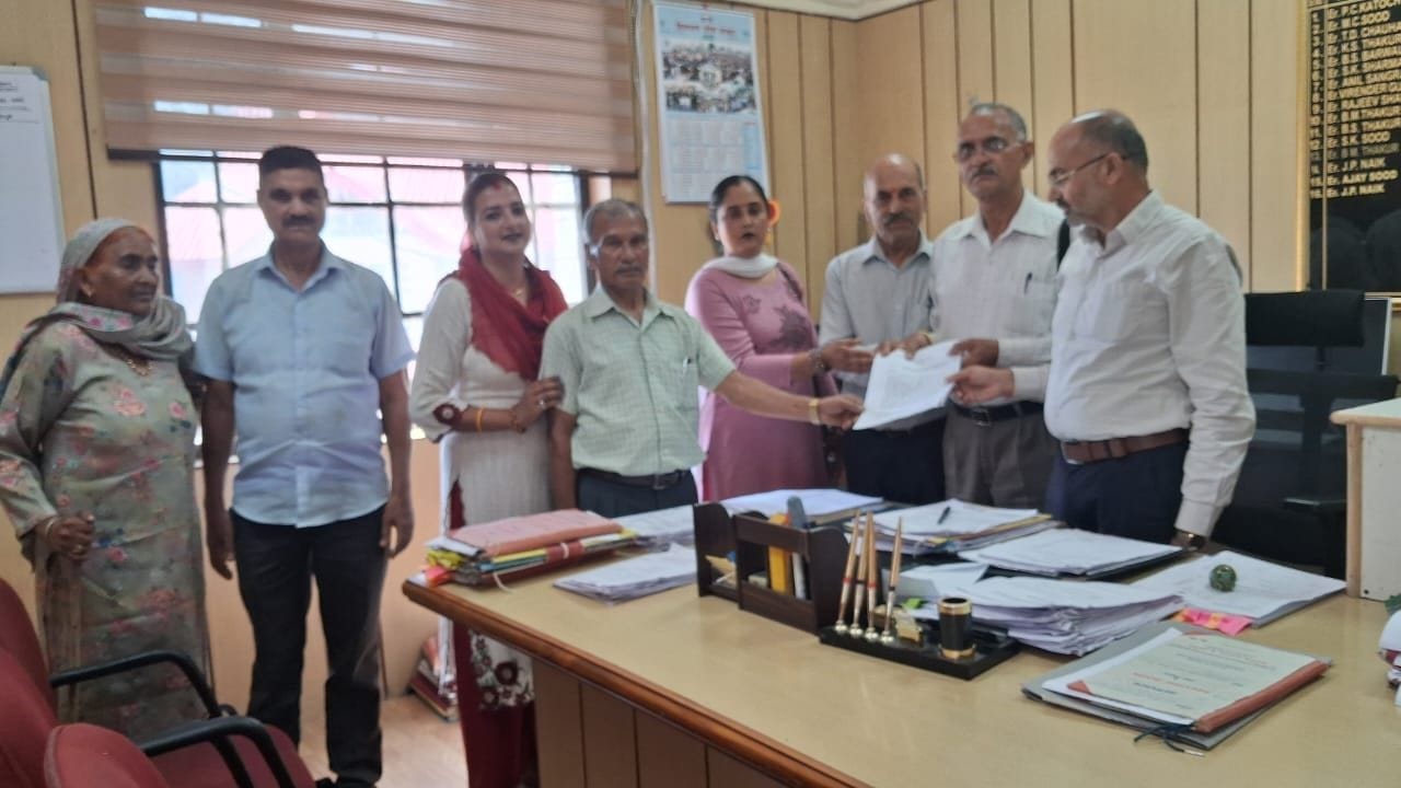 जोगिंद्रनगर लोक निर्माण विभाग कार्यालय में अपनी मांगों को लेकर ज्ञापन सौंपते हुए मनोह पंचायत के
