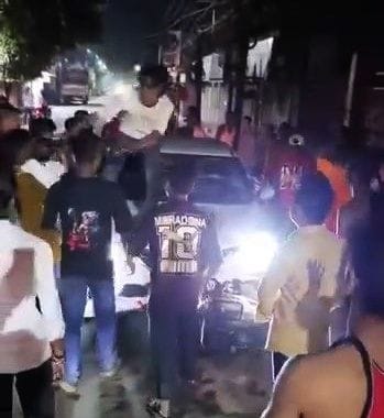 जेल रोड पर हादसे के बाद लगी भीड़। स्रोत: वीडियो ग्रेब