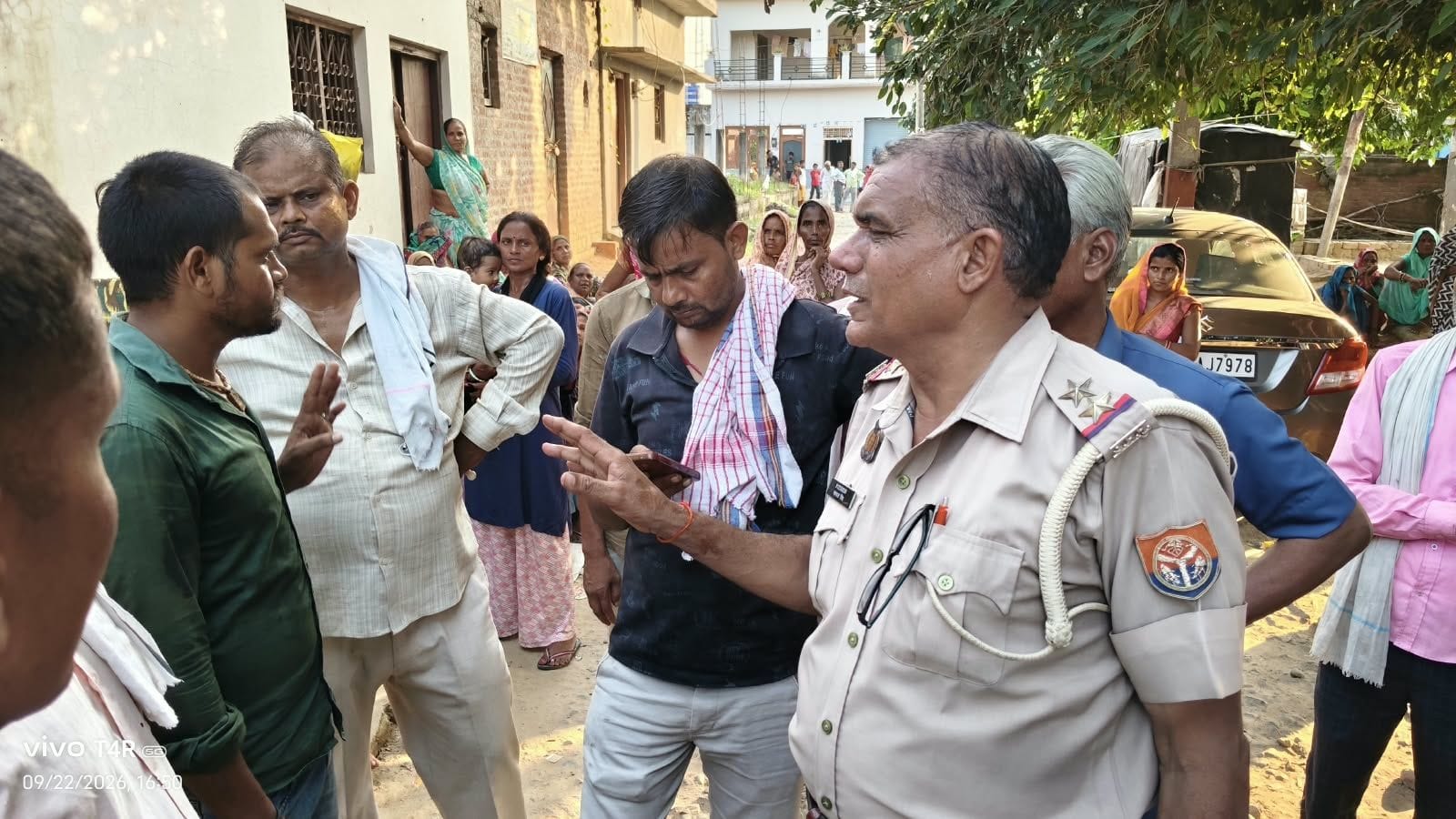 जलालाबाद में मृतका ममता के परिजनों को समझाती पुलिस। संवाद