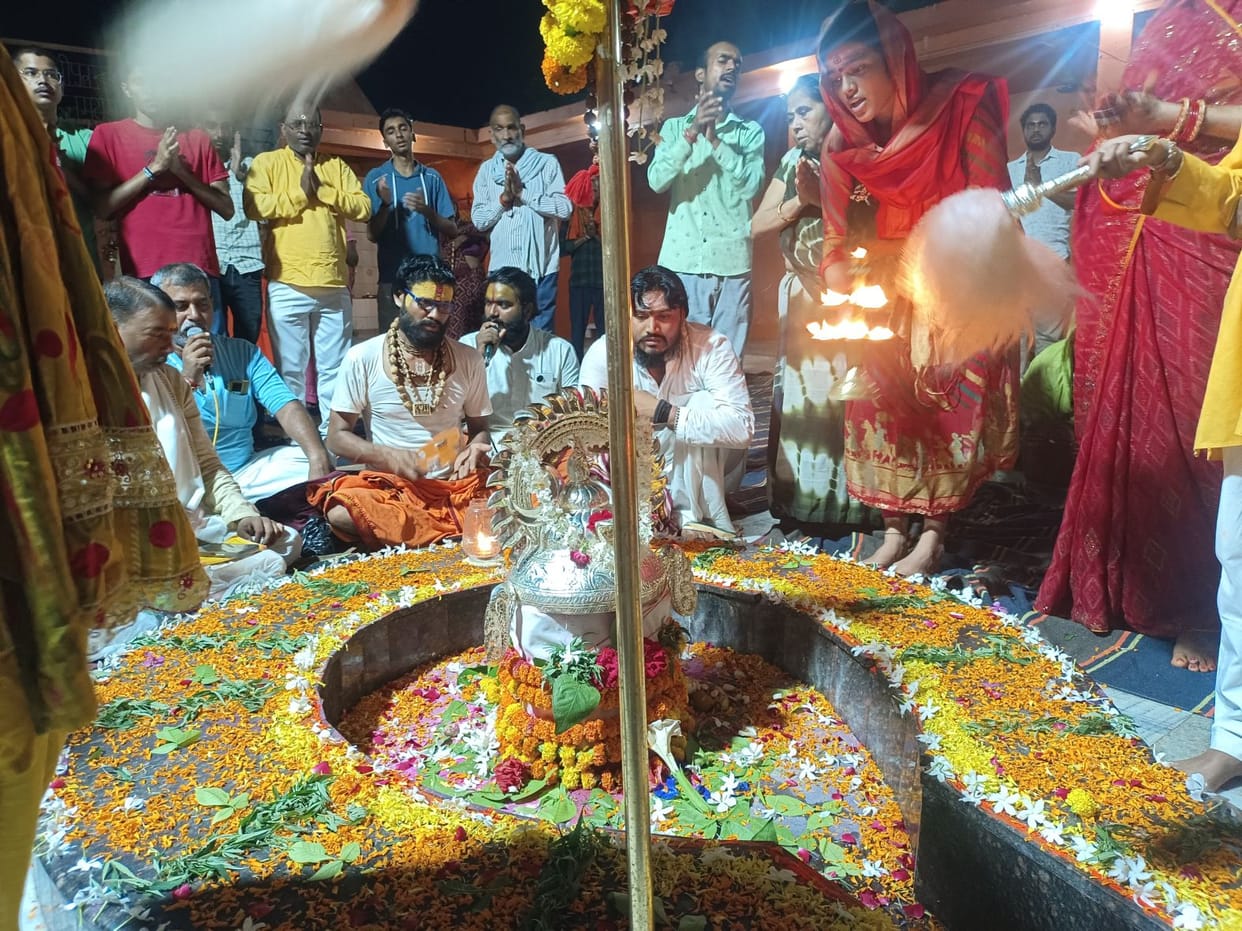 Baba Janvarinath adorned beautifully with flowers; devotees offered prayers