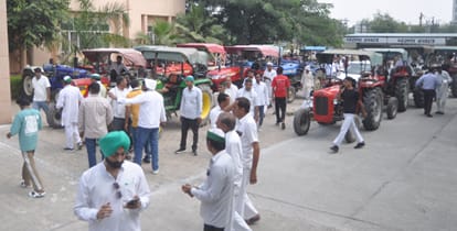 कलक्ट्रेट पर भाकियू अराजनैतिक के कार्यकर्ताओं ने खड़े किये ट्रेक्टर। संवाद