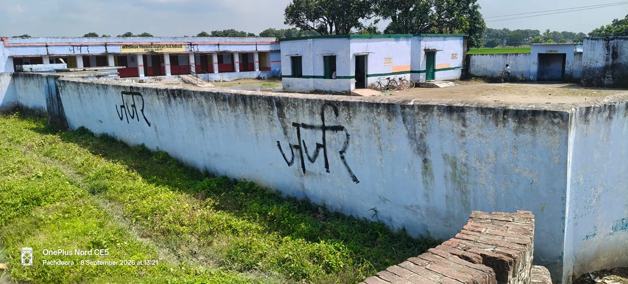 Composite school building dilapidated; risk of accident.
