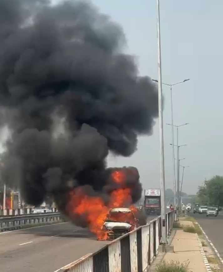Fire broke out in a car on the highway, 5 passengers got out just in time