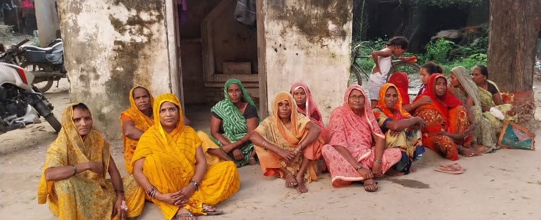 केराकत मौत -ग़म में बैठी गांव की महिला। सँवाद