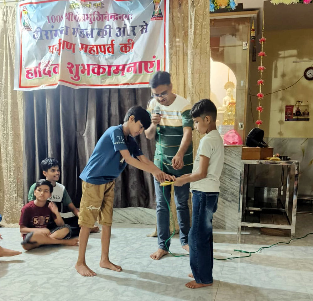क्रिकेट प्रतियोगिता में हिस्सा लेते बच्चें। संवाद