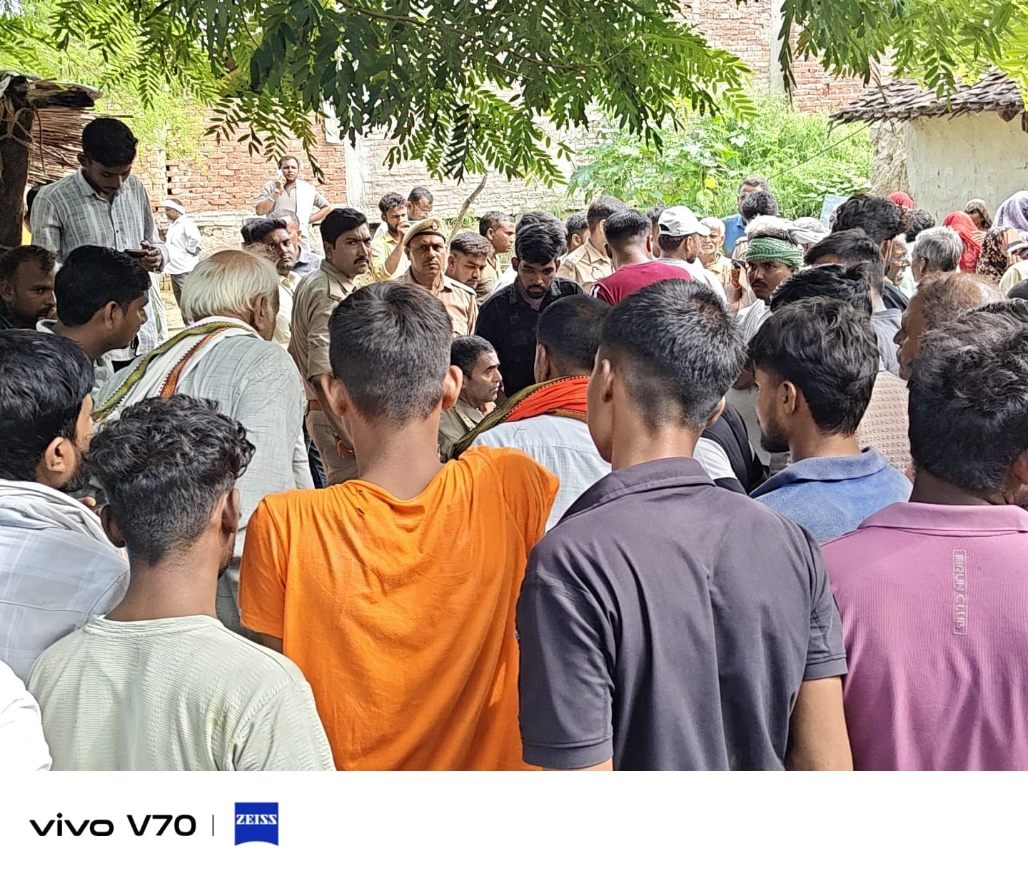 करारी के अर्का महाबीरपुर गांव में तालाब में डूबने से हुई वृद्व की मौत के बाद जुटे लोग। संवाद
