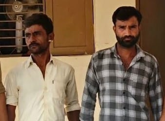 कांट पुलिस की गिरफ्त में आरोपी गौतम व रोहित। स्रोत: पुलिस