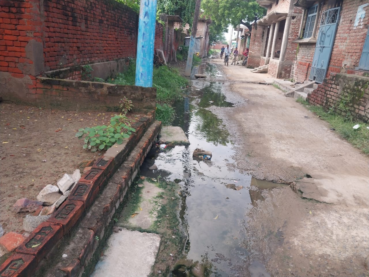 खेजुरी गांव में ओवरफ्लो होकर सड़क पर बहता नाली का गंदा पानी।संवाद