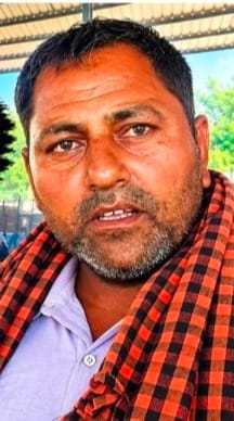 मंडी में जानकारी देता किसान बीरभान।
