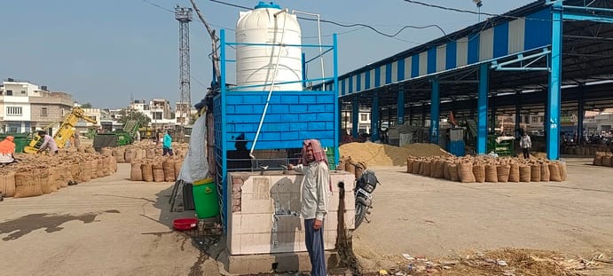 Water crisis at Cheeka Mandi during paddy season; laborers in distress.