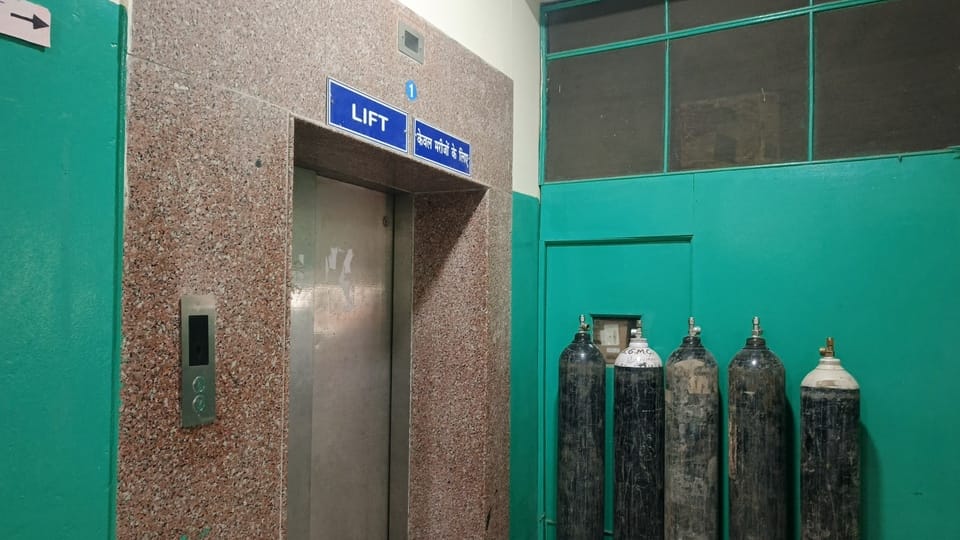मेडिकल कॉलेज हमीरपुर में खराब लिफ्ट। संवाद