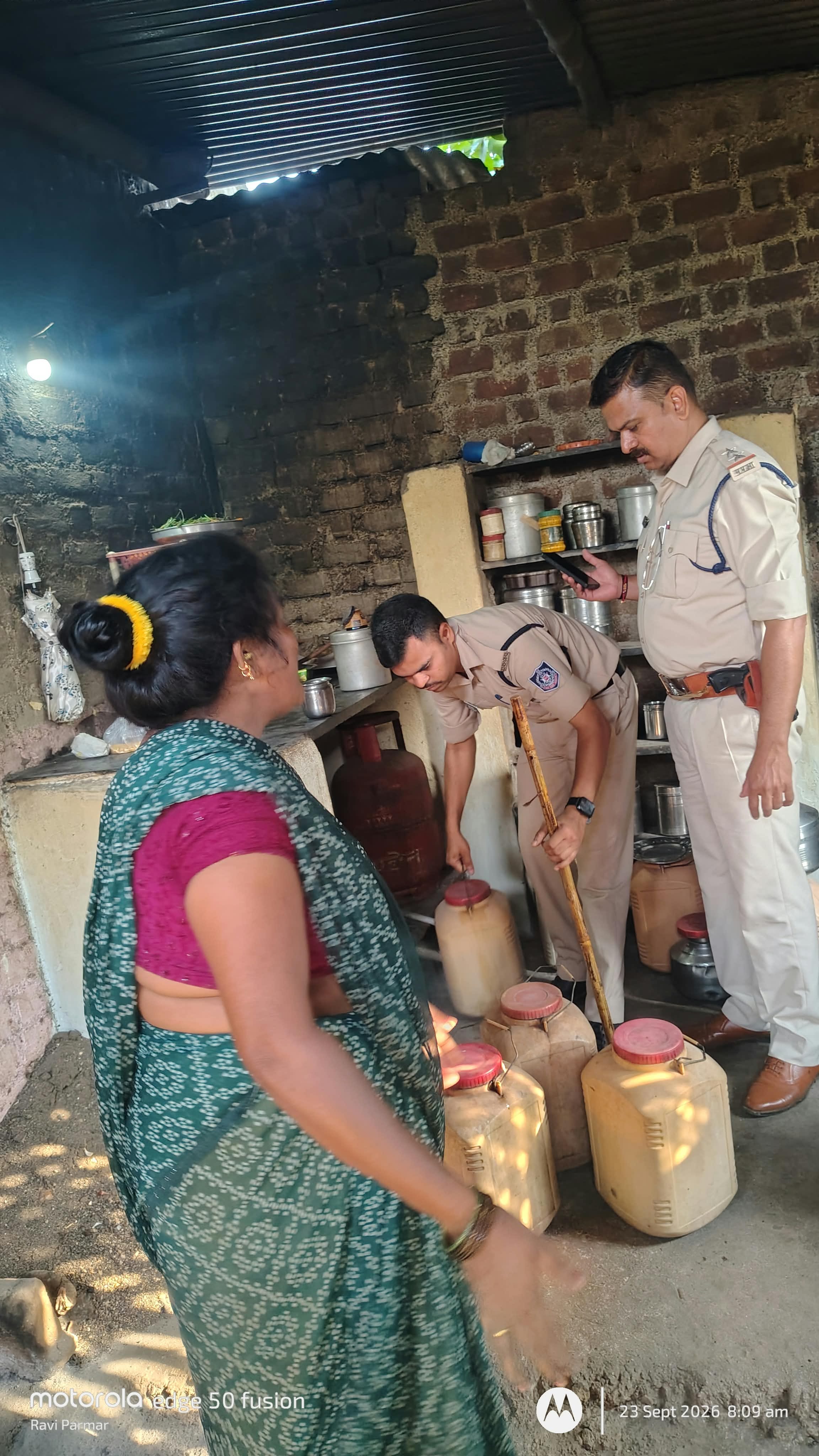 महिलाओं की शिकायत पर आबकारी का बड़ा एक्शन, 17 ठिकानों पर दबिश, 5 गिरफ्तार।
