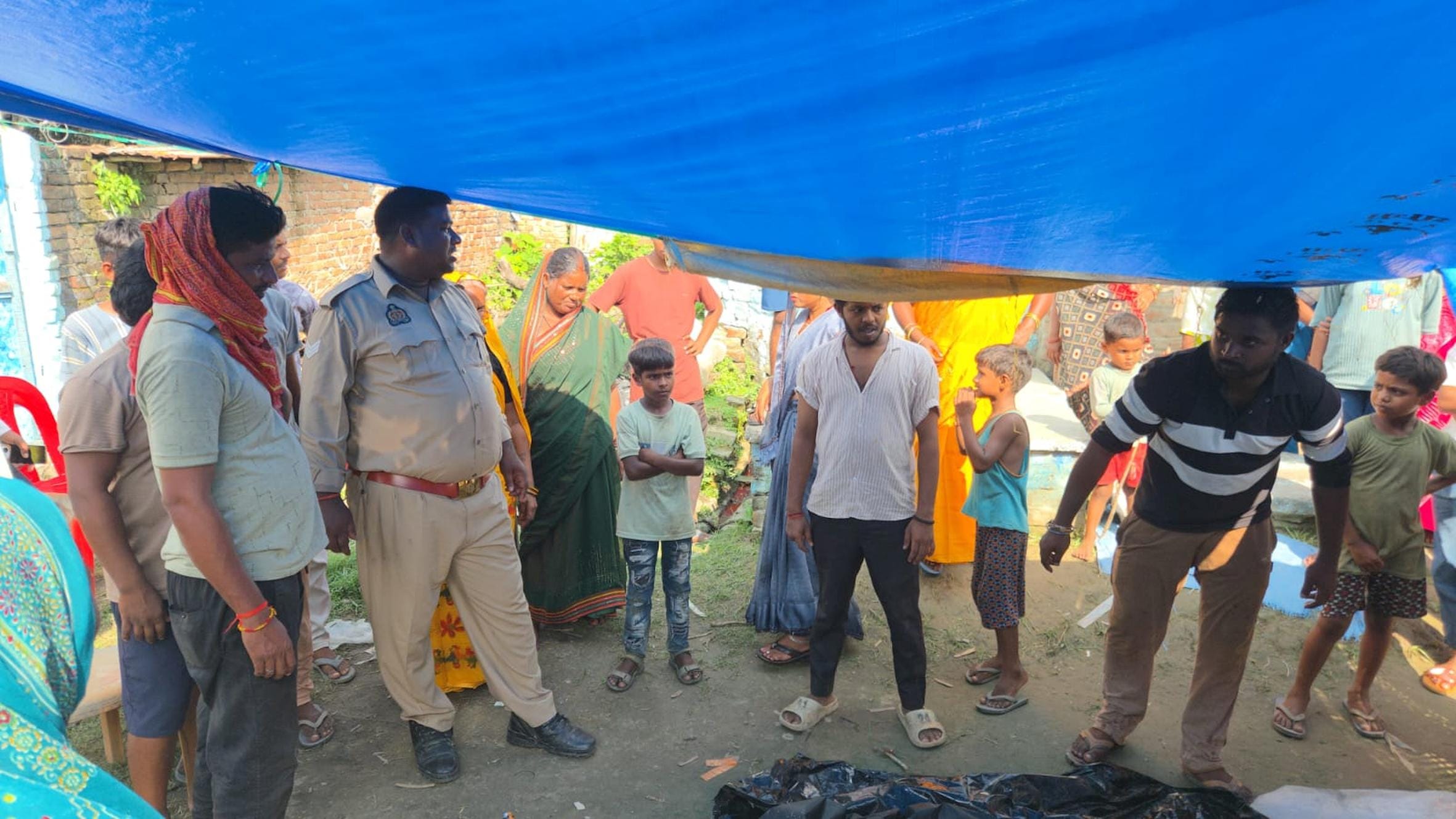  मिहींपुरवा में प्राइवेट अस्पताल में प्रसव के दौरान महिला की मौत के बाद जांच करती पुलिस व जमा ल