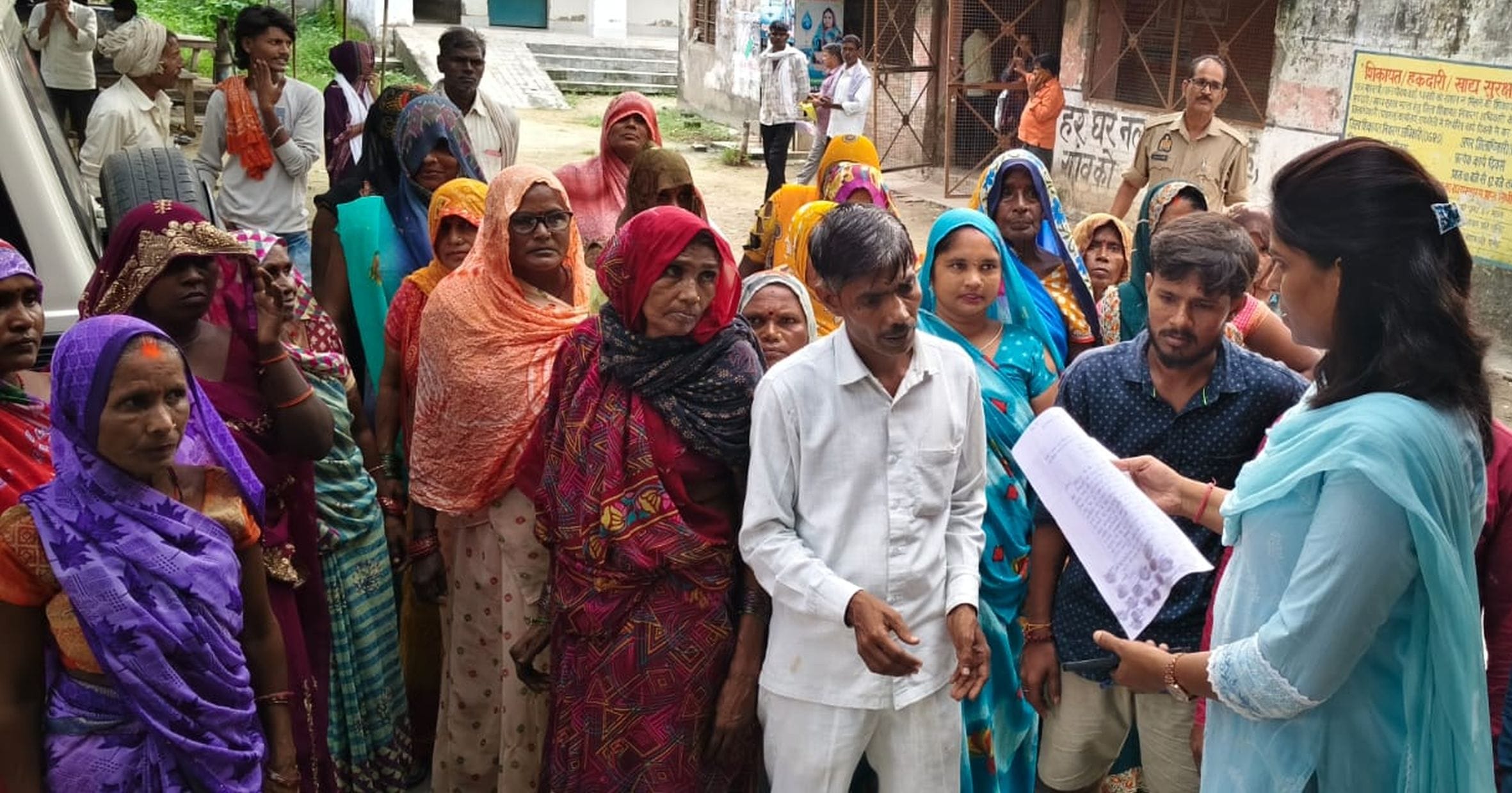महराजगंज तहसील में कोटेदार के खिलाफ अधिकारी को ज्ञापन देते कैर गांव के ग्रामीण। महराजगंज तहसील