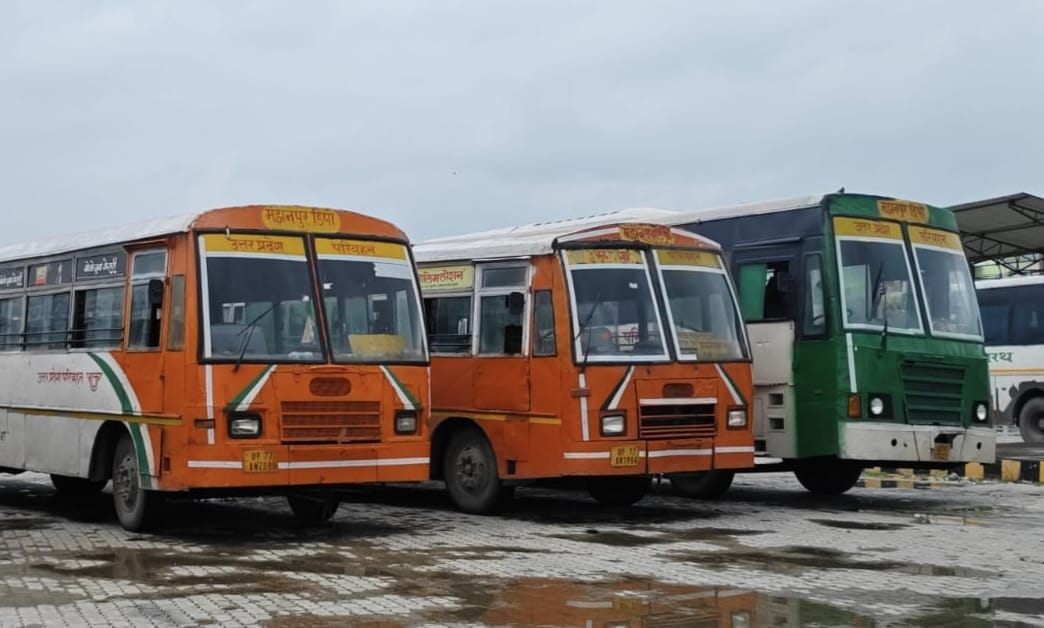 मंझनपुर बस डिपो परिसर में खड़ी जनरथ एसी व सामान्य बसें। संवाद