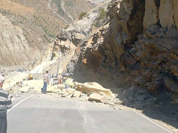 मनाली-लेह राष्ट्रीय राजमार्ग पर मूलिंग गांव के समीप बुधवार सुबह पहाड़ी से पत्थर और भारी मात्रा 