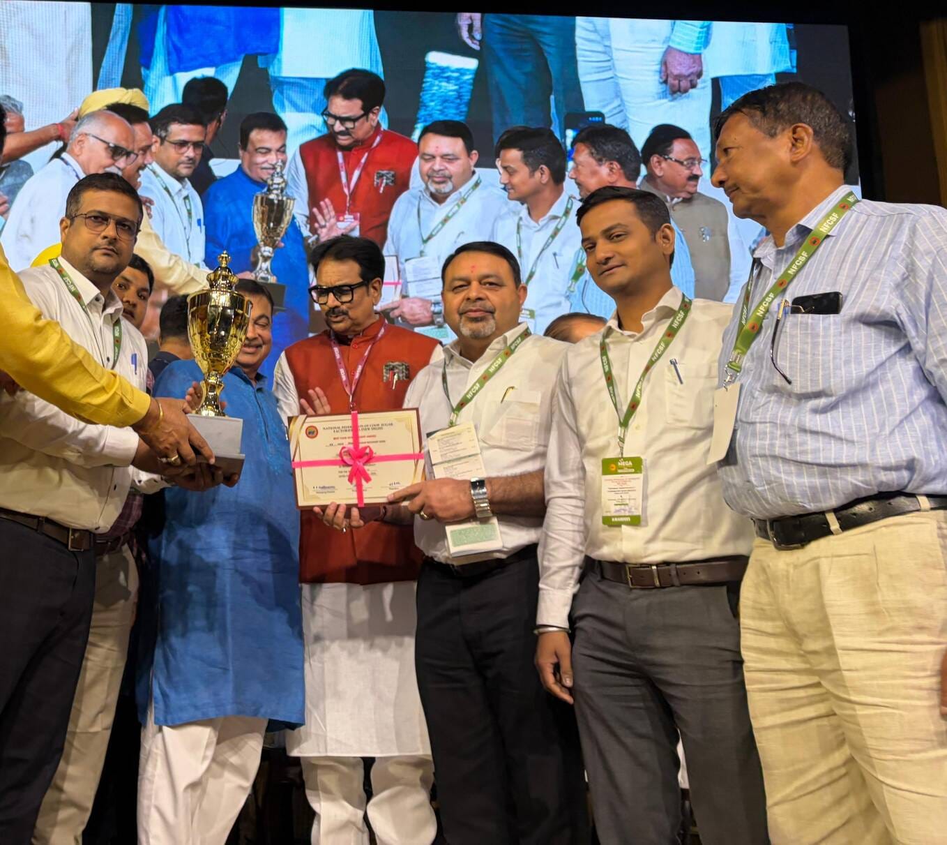 मोरना चीनी मिल के अधिकारियों को नई दिल्ली में सम्मानित करते केंद्रीय मंत्री नितिन गड़करी : स्र
