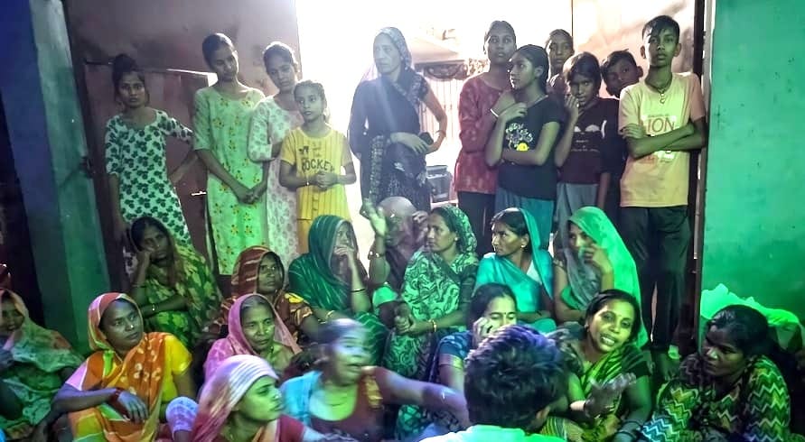 मृतक आदित्य के घर के बाहर विलाप करती महिलाएं । संवाद