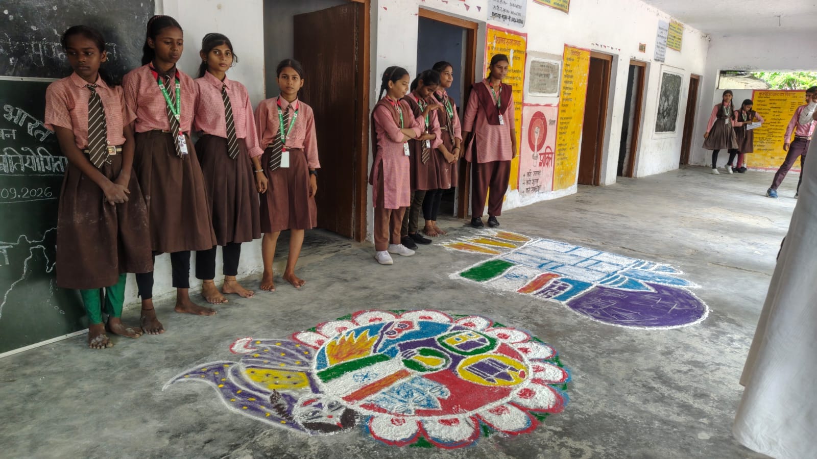 मधुबन जूनियर हाईस्कूल पर रंगोली प्रतियोगिता में प्रतिभाग करती छात्राएं