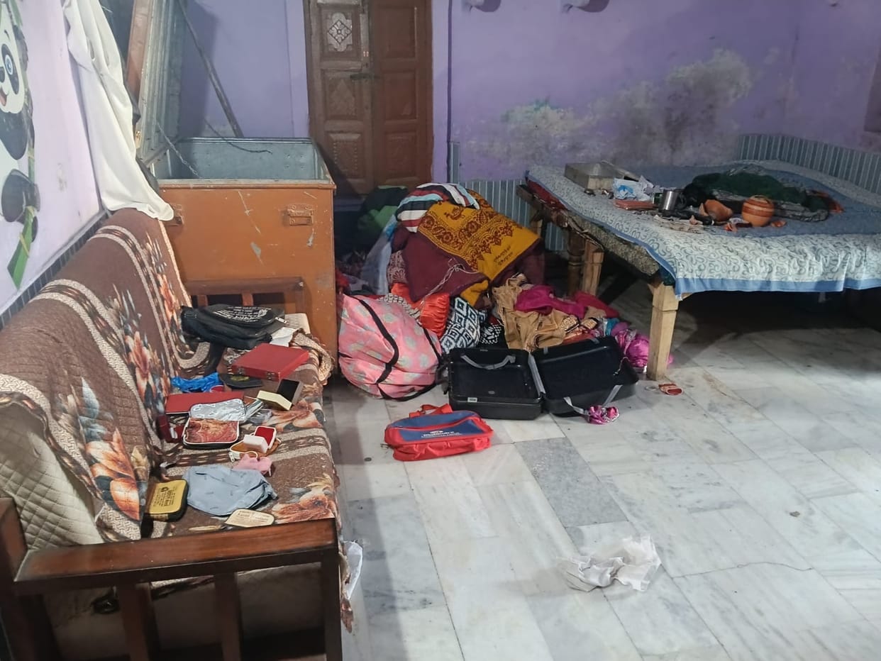 Jewelry worth approximately one crore stolen from the homes of a Roadways employee and an engineer.