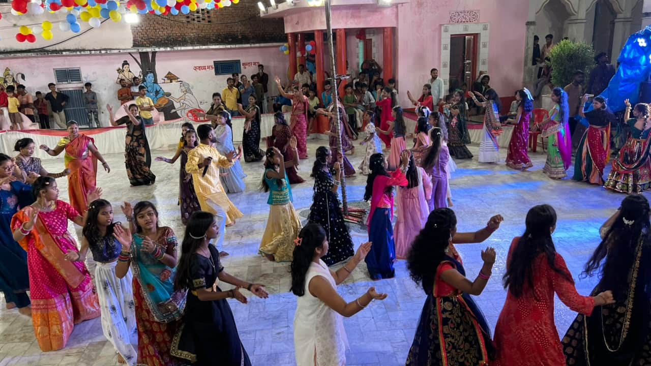 नगर के बाबा बिहारी दास मंदिर में श्री गणेश उत्सव में गरबा करतीं युवतियां और महिलाएं।संवाद