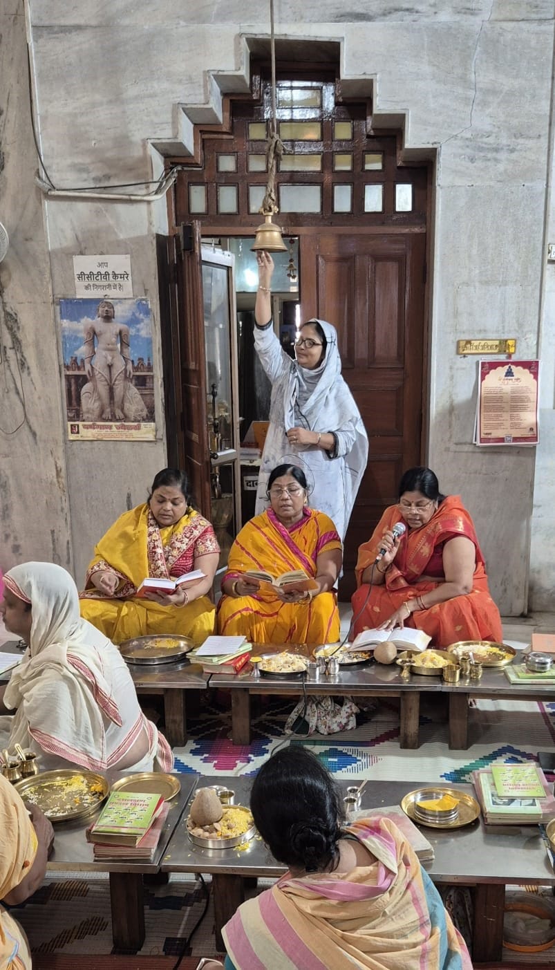 नगर के जैन मंदिर में पूजा-अर्चना करते जैन समाज के लोग। संवाद