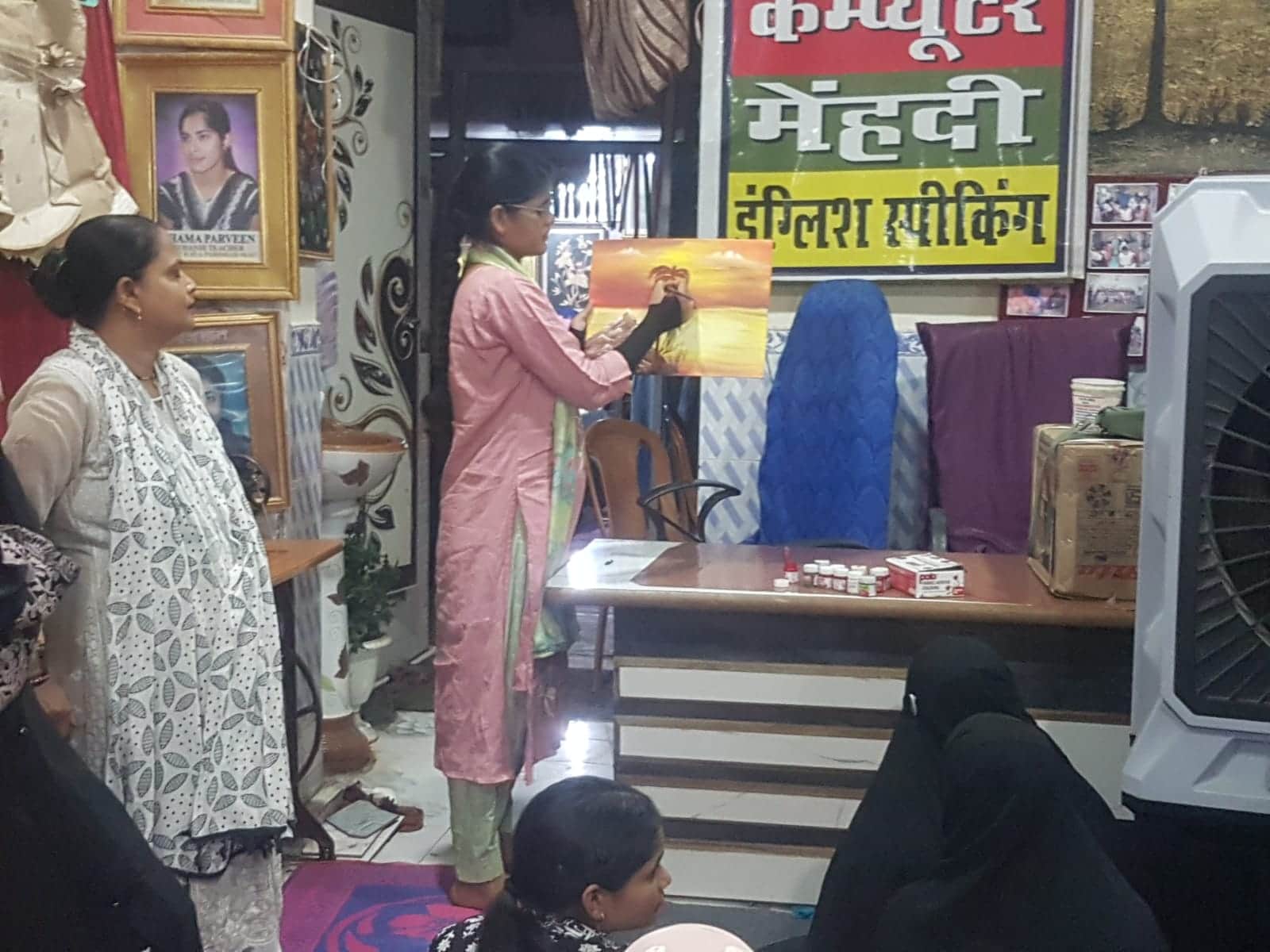 नगर के मलिकटोला स्थित राष्ट्रीय ललित कला प्रशिक्षण विकास परिषद संस्थान पर छात्राओं को पेटिंग 