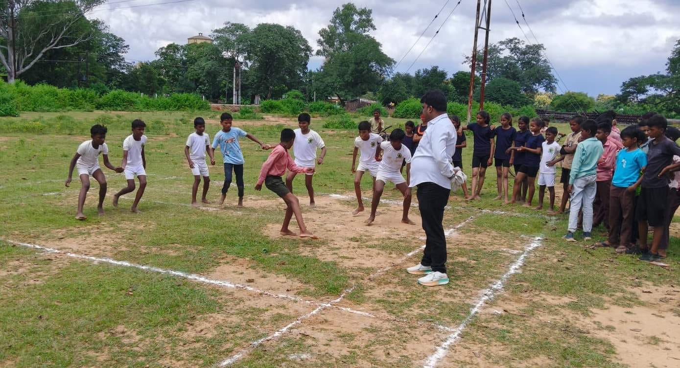 नौगढ़ के रीठिया उच्च प्राथमिक विद्यालय में खेलकूद प्रतियोगिता में प्रतिभाग करते खिलाड़ी। स्रोत