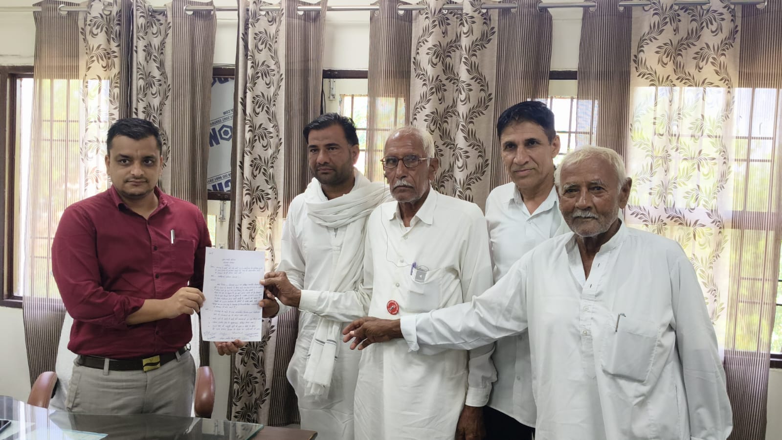  नायब तहसीलदार को ज्ञापन सौंपते किसान।