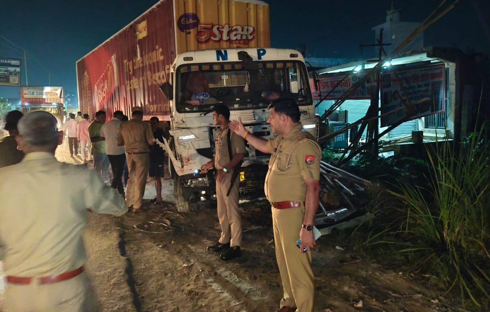 पिलखुवा में सड़क दुर्घटना होने के बाद सड़क पर खड़ा ट्रक। स्रोत: पुलिस