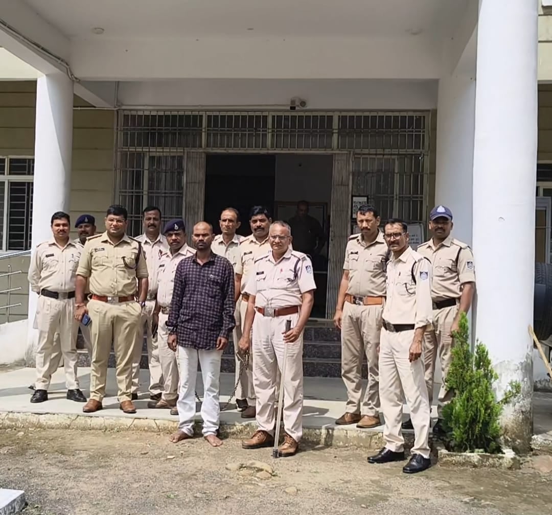 विधवा के अंधेकत्ल का खुलासा: संपत्ति और नकदी के लालच में बेटे ने ही मां को फावड़े से मार डाला, गिरफ्तार