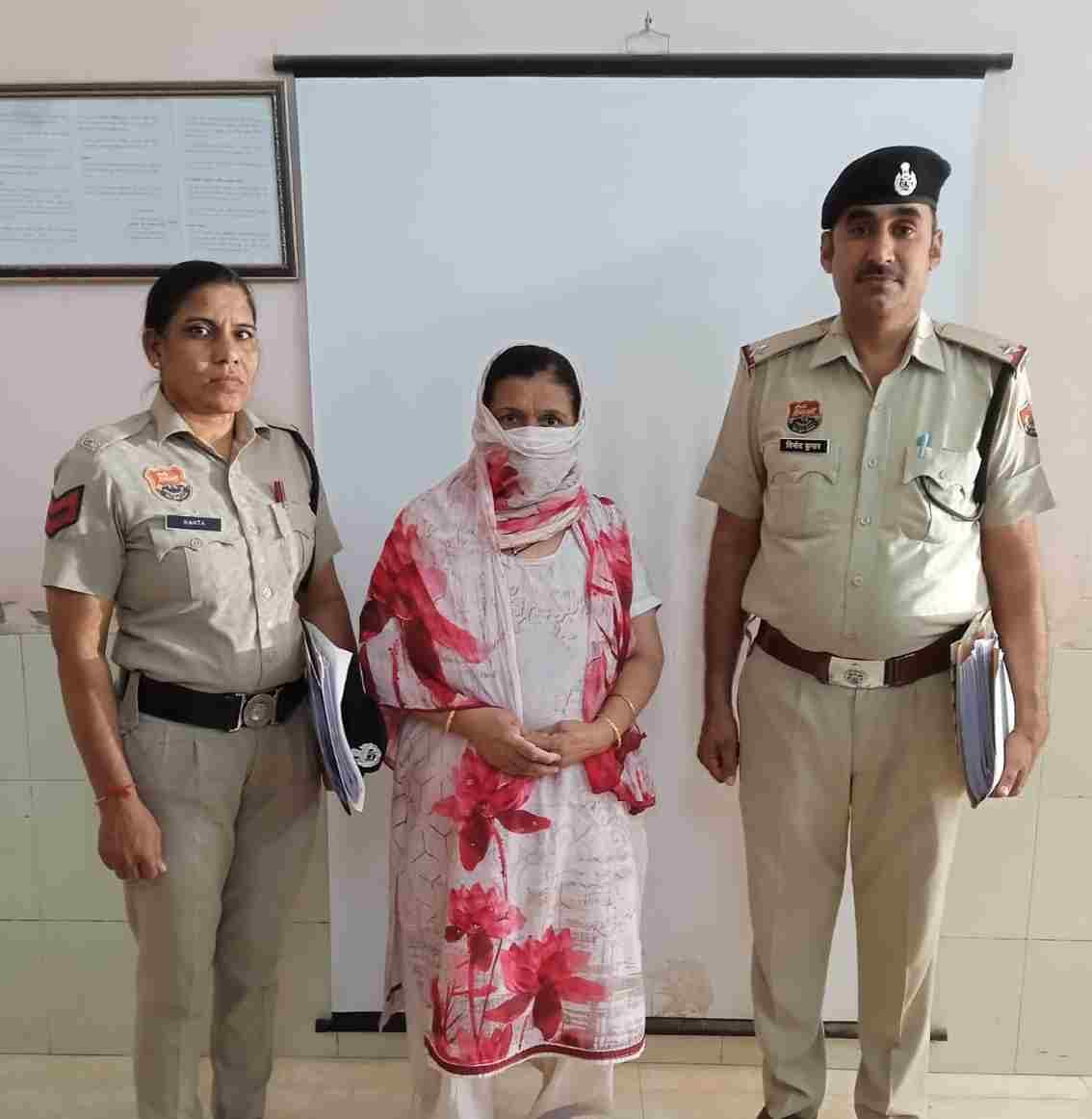 पुलिस की गिरफ्त में आरोपी महिला। 