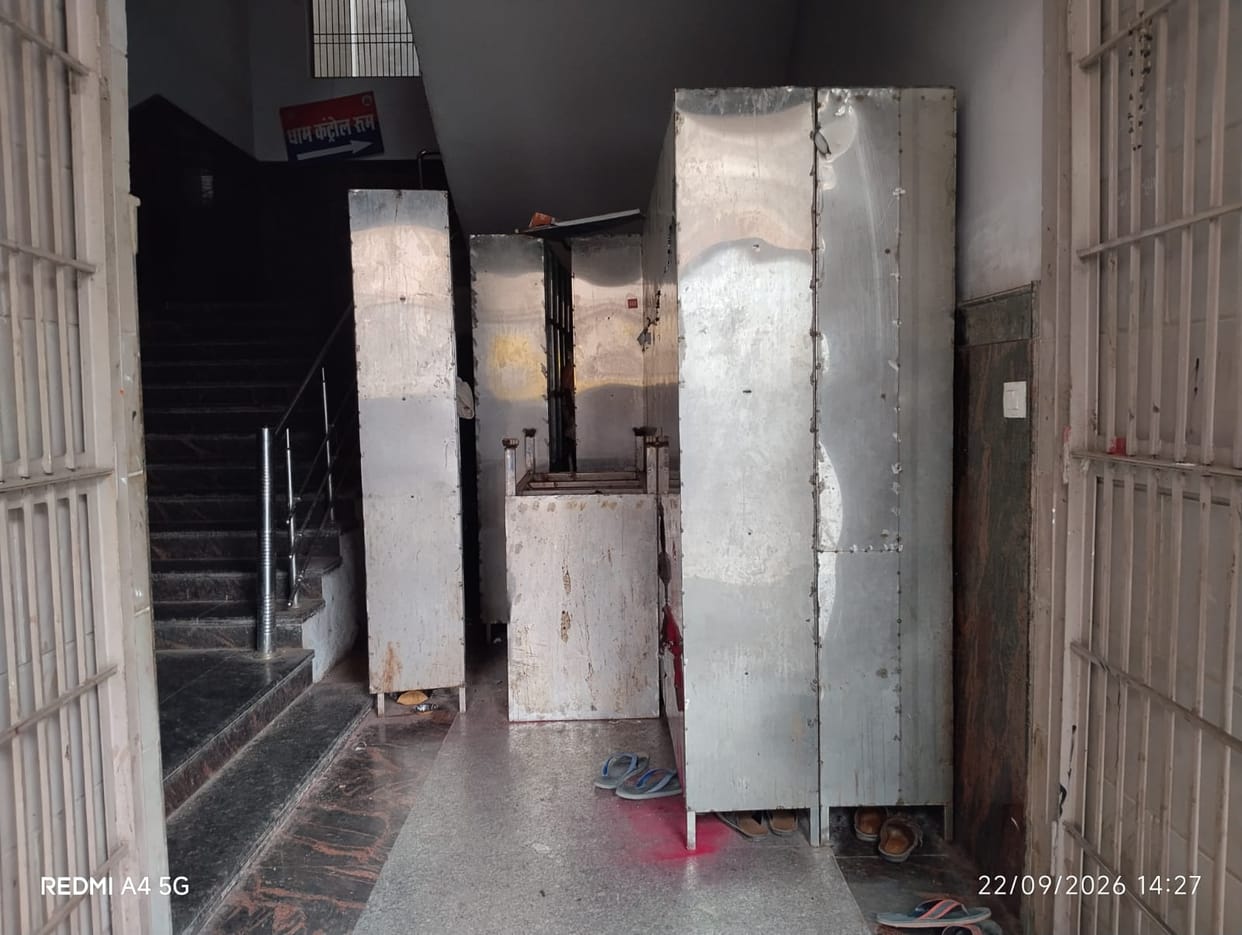 Vindhya Corridor: 'Prasad' shop opens in the shoe stand building; Wi-Fi non-functional since inauguration.